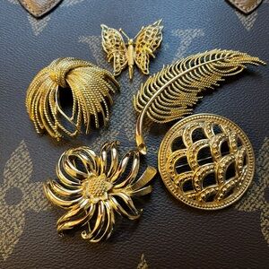 5pc AUTHENTIC Signed MONET Vintage Brooch Lot | Rare Floral Mum & Feather Bundle